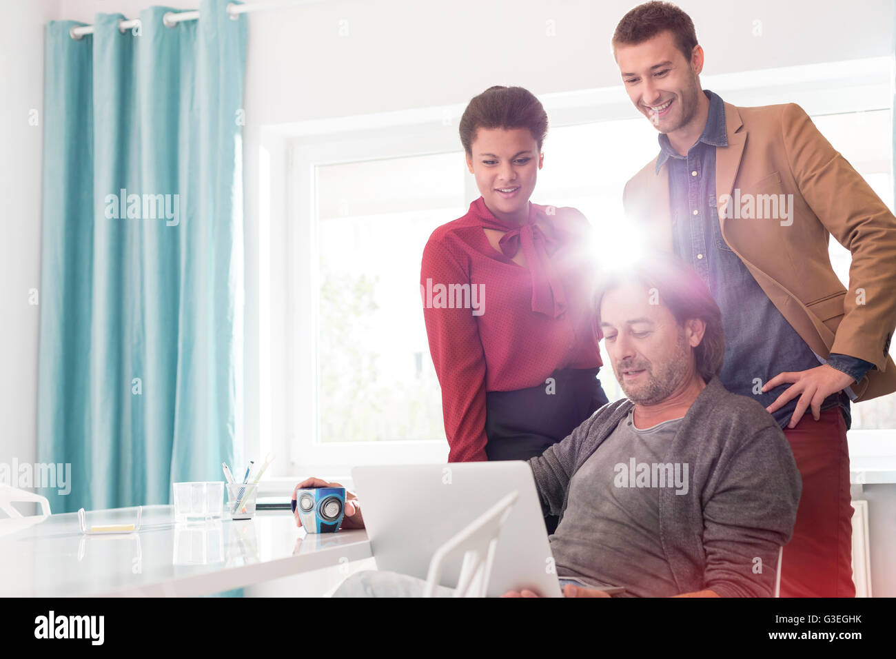 La gente di affari la condivisione di computer portatile in office meeting Foto Stock