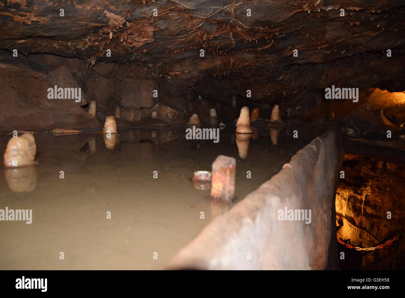 Piccole stalagmiti di calcare in una piscina in grotta Goughs Cheddar Gorge Somerset Inghilterra Foto Stock