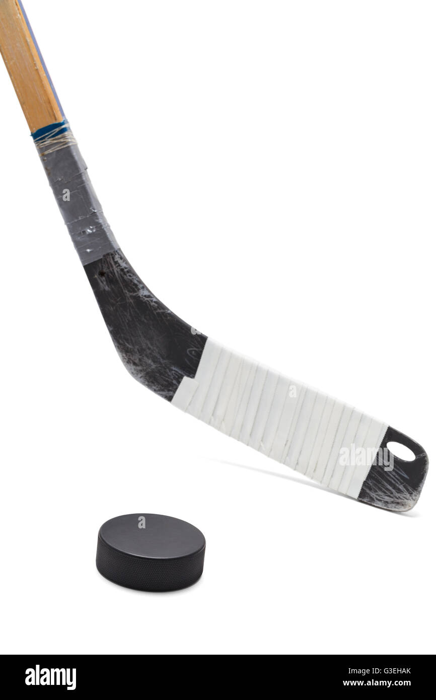 Hockey su ghiaccio Stick con Puck nero isolato su sfondo bianco. Foto Stock
