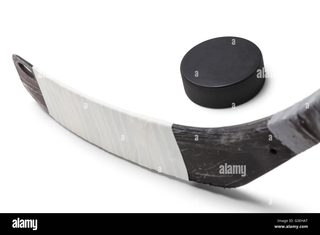 Hockey su ghiaccio Stick con Puck nero isolato su sfondo bianco. Foto Stock