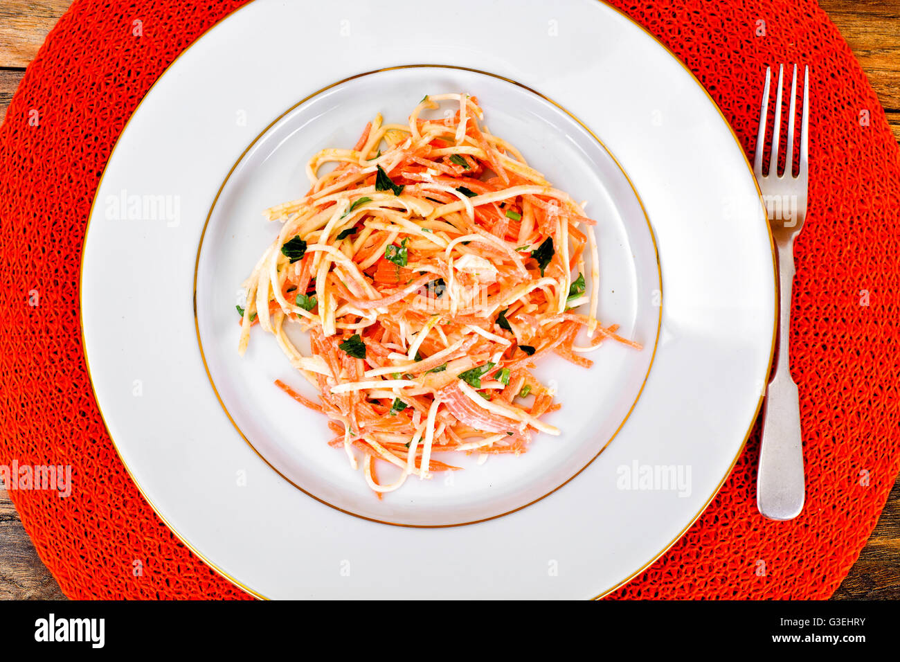 Insalata di sedano o radice di rafano, carote e yogurt naturale Foto Stock