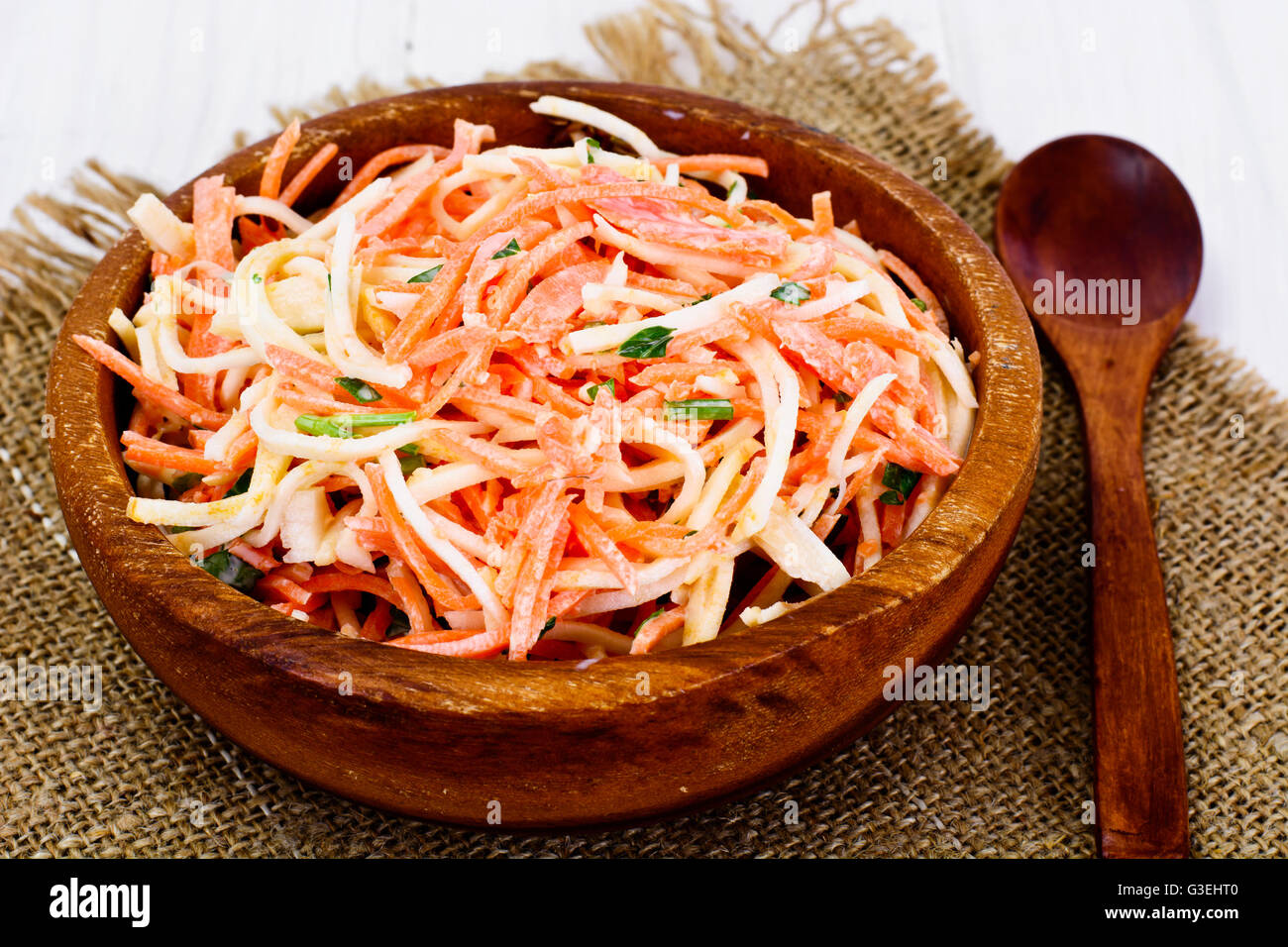 Insalata di sedano o radice di rafano, carote e yogurt naturale Foto Stock