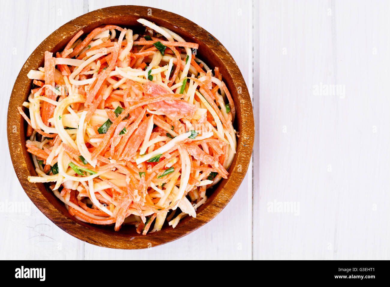 Insalata di sedano o radice di rafano, carote e yogurt naturale Foto Stock