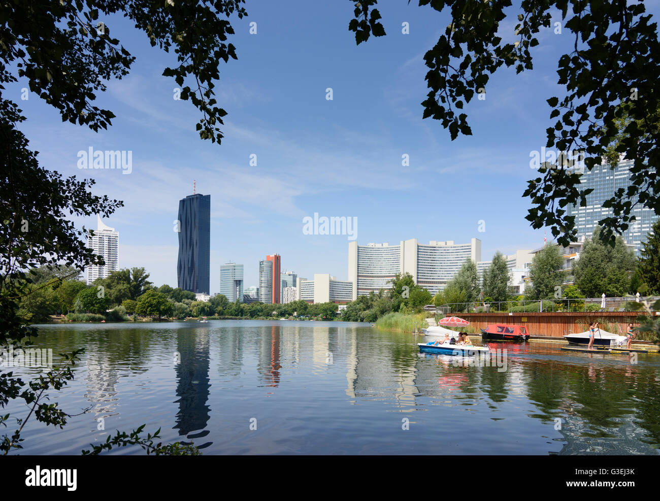 Pond Kaiserwasser, highrise Neue Donau , DC Tower 1, il palazzo delle Nazioni Unite (da sinistra a destra), Austria, Wien, 22., Wien, Vienna Foto Stock