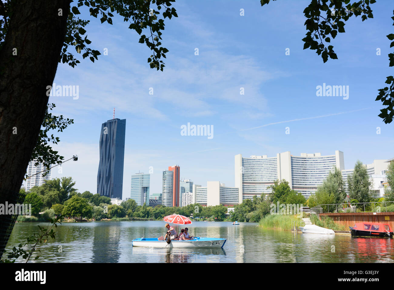 Pond Kaiserwasser, highrise Neue Donau , DC Tower 1, il palazzo delle Nazioni Unite (da sinistra a destra), Austria, Wien, 22., Wien, Vienna Foto Stock