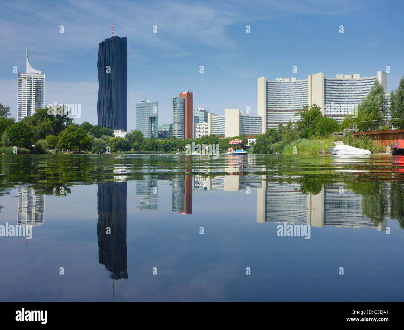 Pond Kaiserwasser, highrise Neue Donau , DC Tower 1, il palazzo delle Nazioni Unite (da sinistra a destra), Austria, Wien, 22., Wien, Vienna Foto Stock