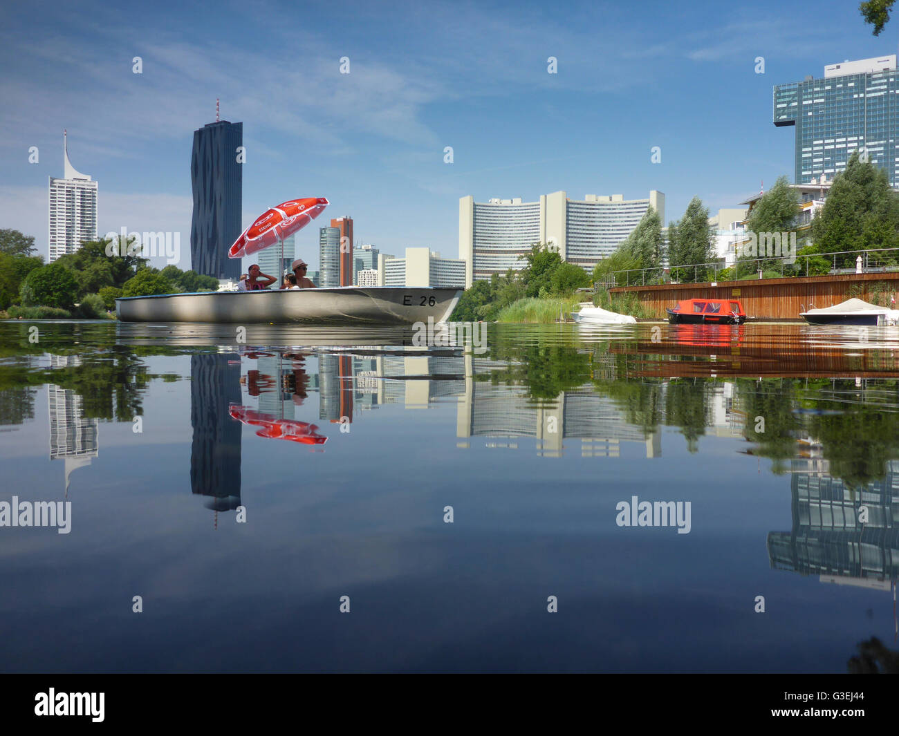 Pond Kaiserwasser, highrise Neue Donau , DC Tower 1, il palazzo delle Nazioni Unite (da sinistra a destra), Austria, Wien, 22., Wien, Vienna Foto Stock