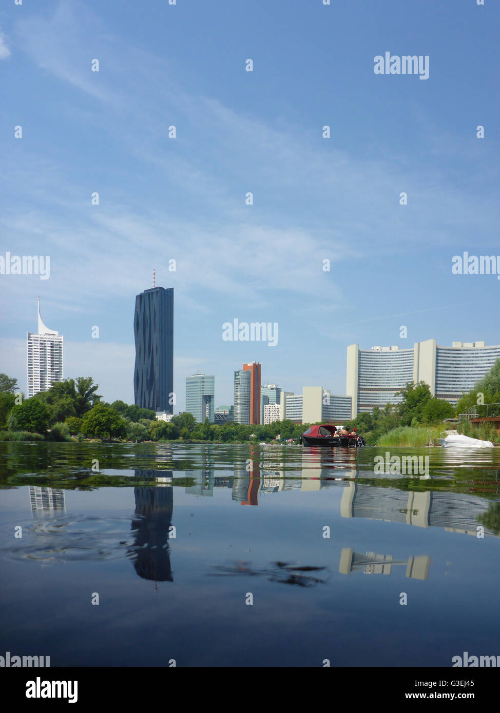 Pond Kaiserwasser, highrise Neue Donau , DC Tower 1, il palazzo delle Nazioni Unite (da sinistra a destra), Austria, Wien, 22., Wien, Vienna Foto Stock