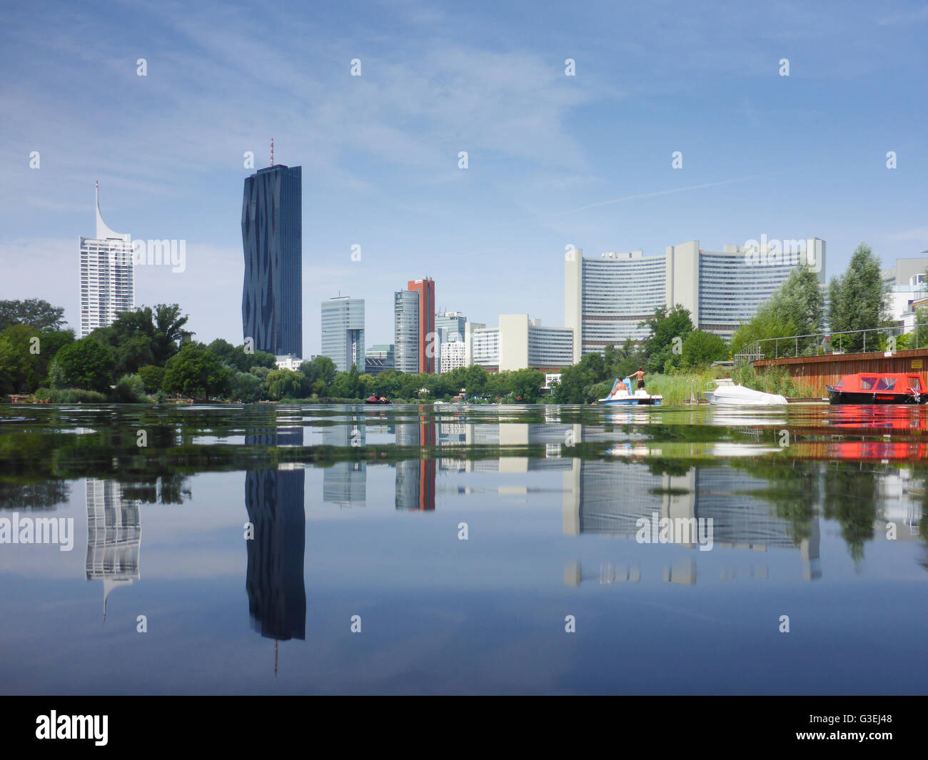 Pond Kaiserwasser, highrise Neue Donau , DC Tower 1, il palazzo delle Nazioni Unite (da sinistra a destra), Austria, Wien, 22., Wien, Vienna Foto Stock