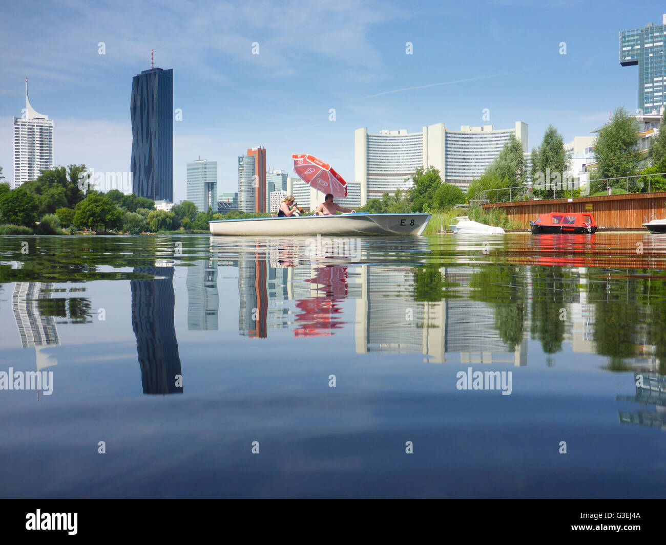 Pond Kaiserwasser, highrise Neue Donau , DC Tower 1, il palazzo delle Nazioni Unite (da sinistra a destra), Austria, Wien, 22., Wien, Vienna Foto Stock