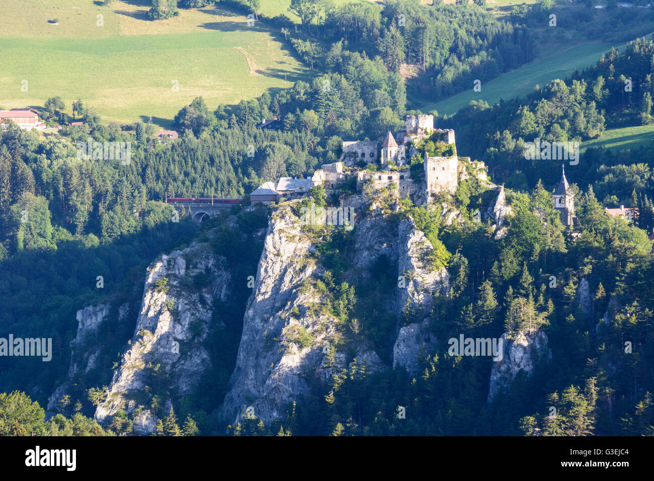 Il castello di Klammstein e treno sulla Ferrovia di Semmering, Austria, Niederösterreich, Bassa Austria, Wiener Alpen, Breitenstein Foto Stock