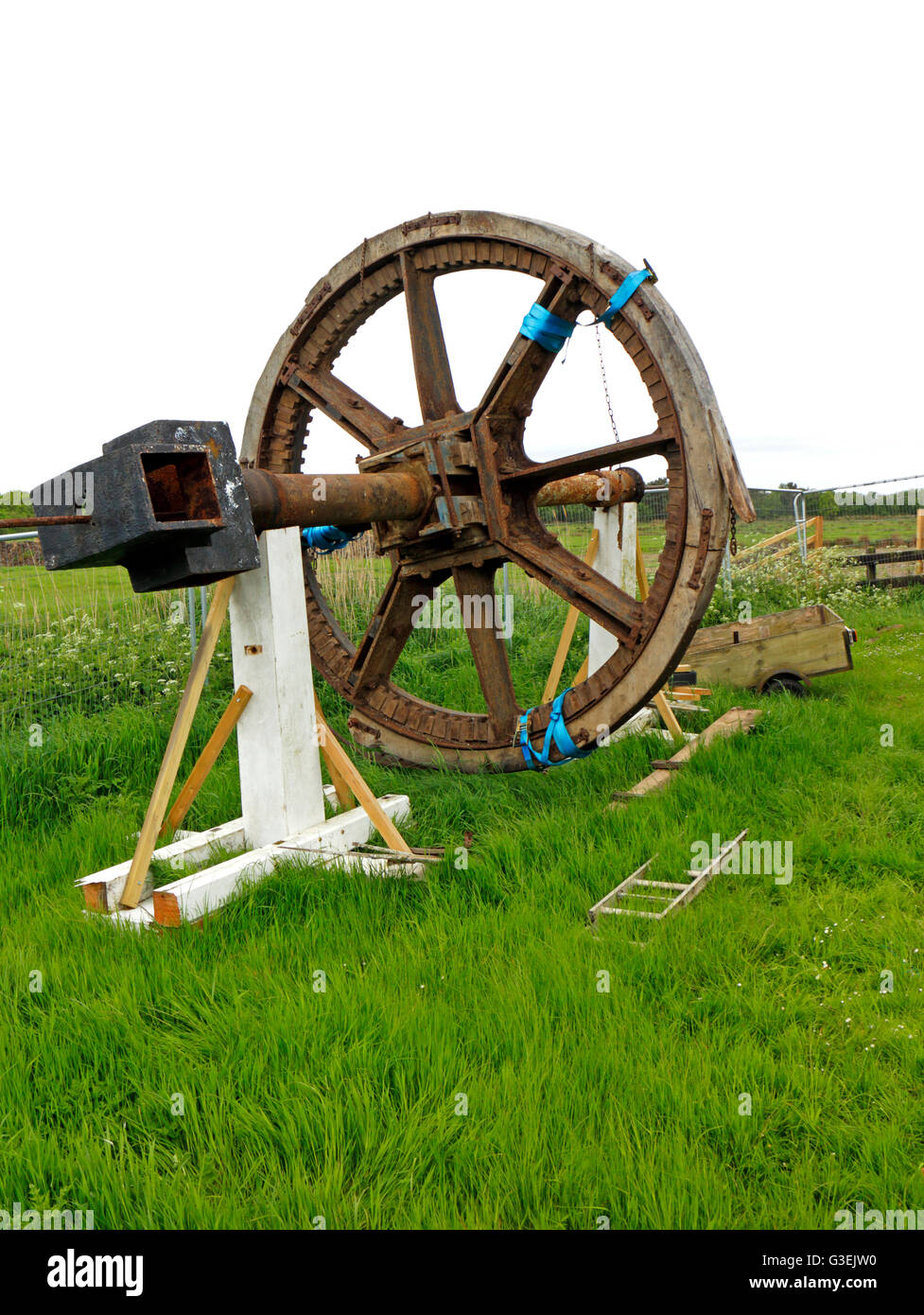 Albero della ruota e freno ruota rimossa dal tappo di drenaggio Horsey Mill, Norfolk, Inghilterra, Regno Unito. Foto Stock