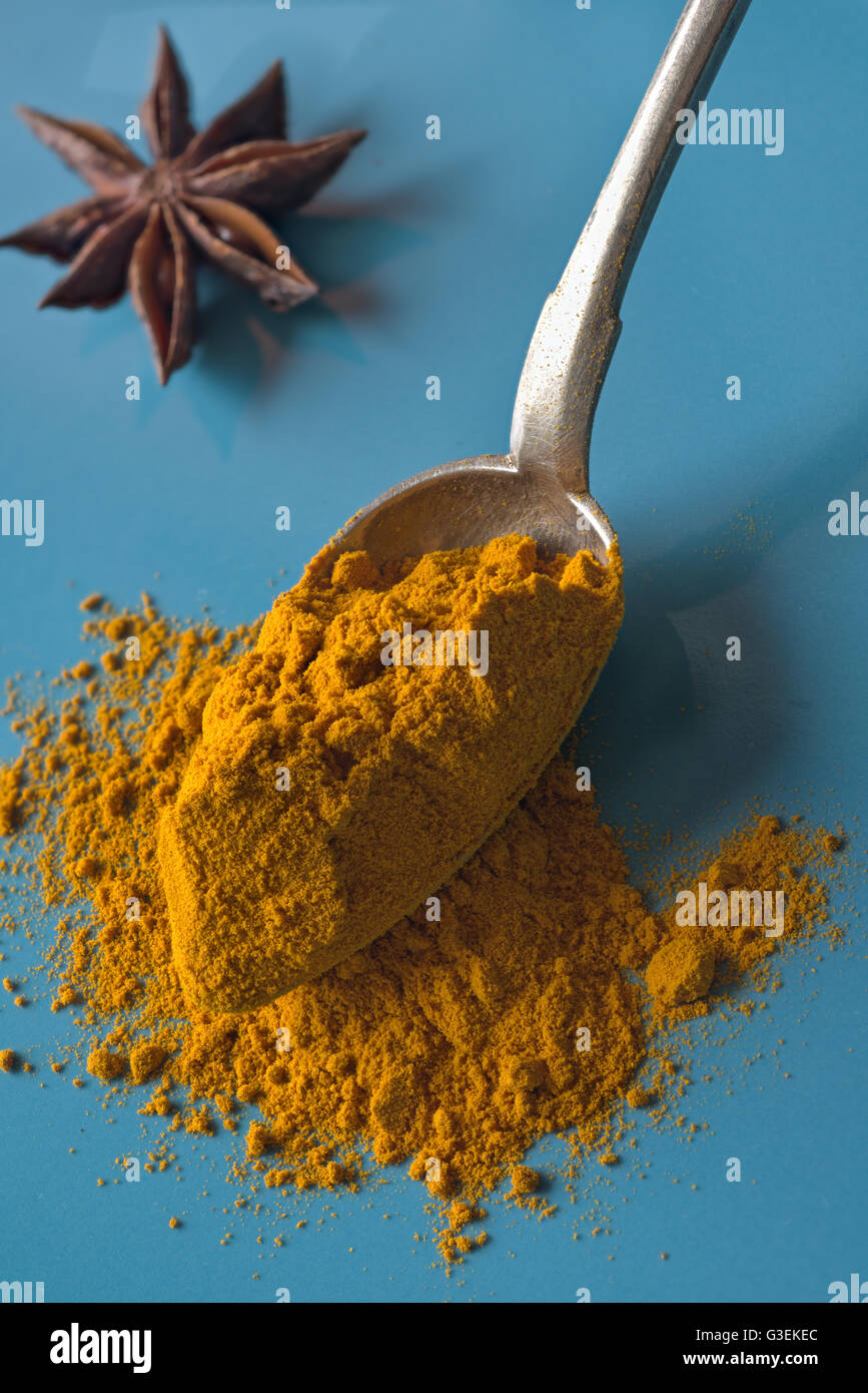 Kurkumapulver auf Silberlöffel. Curcuma in polvere in un cucchiaio d'argento Foto Stock