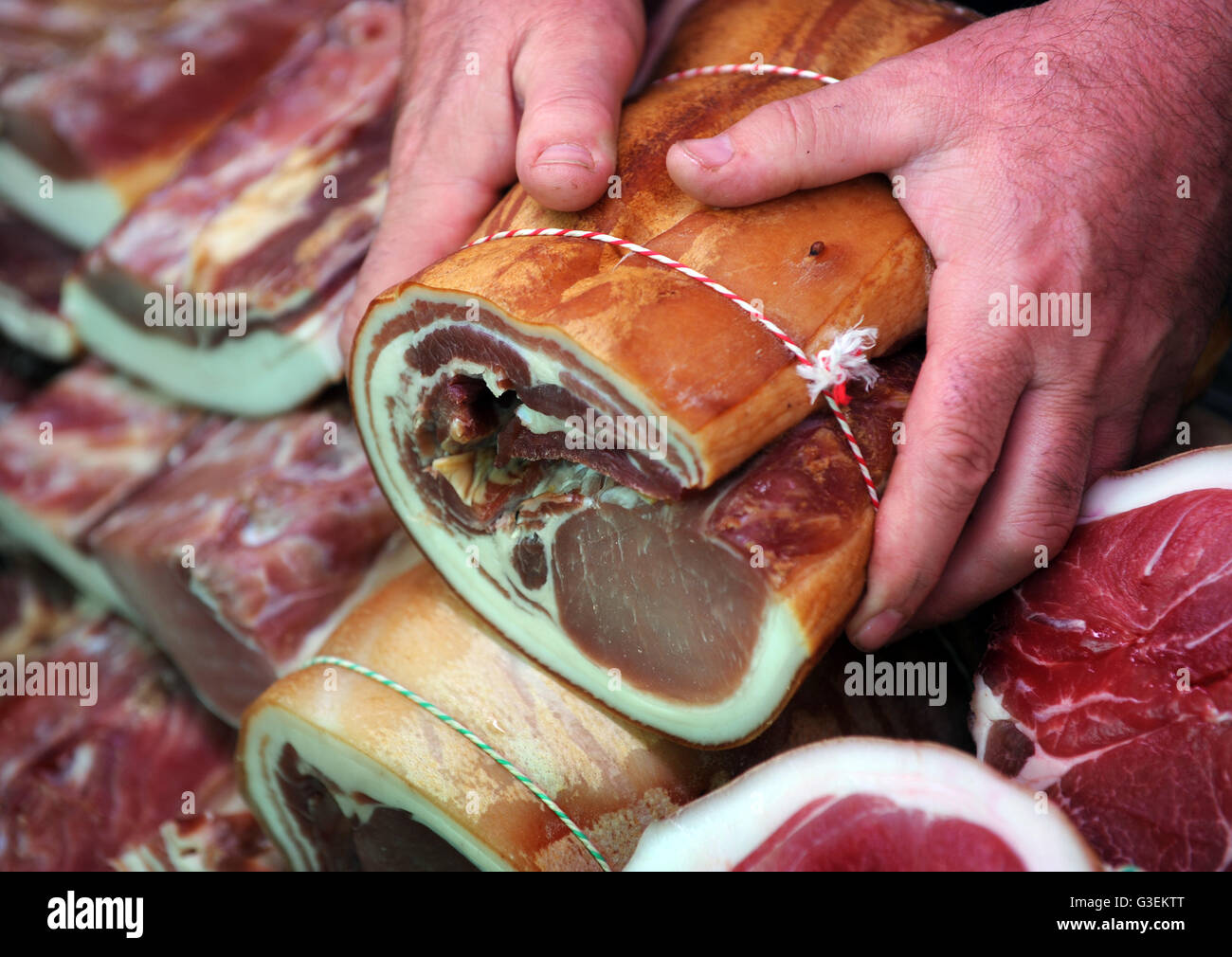 Giunti di Bacon di intervallo libero di carni in negozio della fattoria a Butts Agriturismo vicino a Cirencester Gloucestershire, Regno Unito Foto Stock