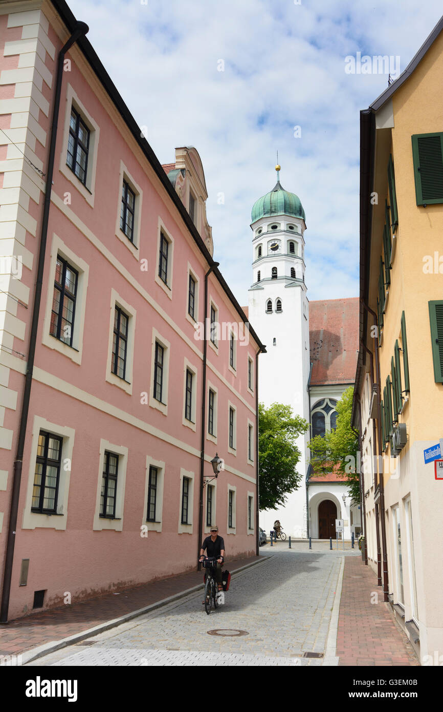 Street Basilikastraße und la Basilica di San Pietro, in Germania, in Baviera, Baviera, Schwaben, Svevia, Dillingen an der Donau Foto Stock