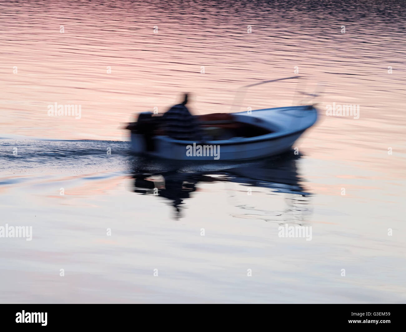 Piccola barca in serata estiva, una lunga esposizione Foto Stock