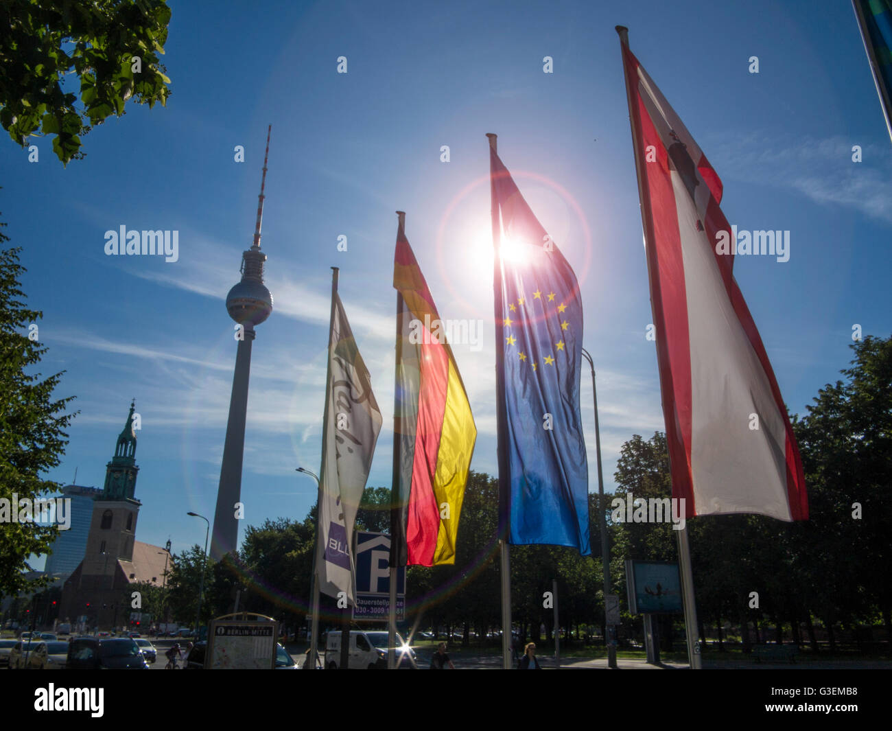 Bandiere europee sotto il sole di Berlino, Germania Foto Stock