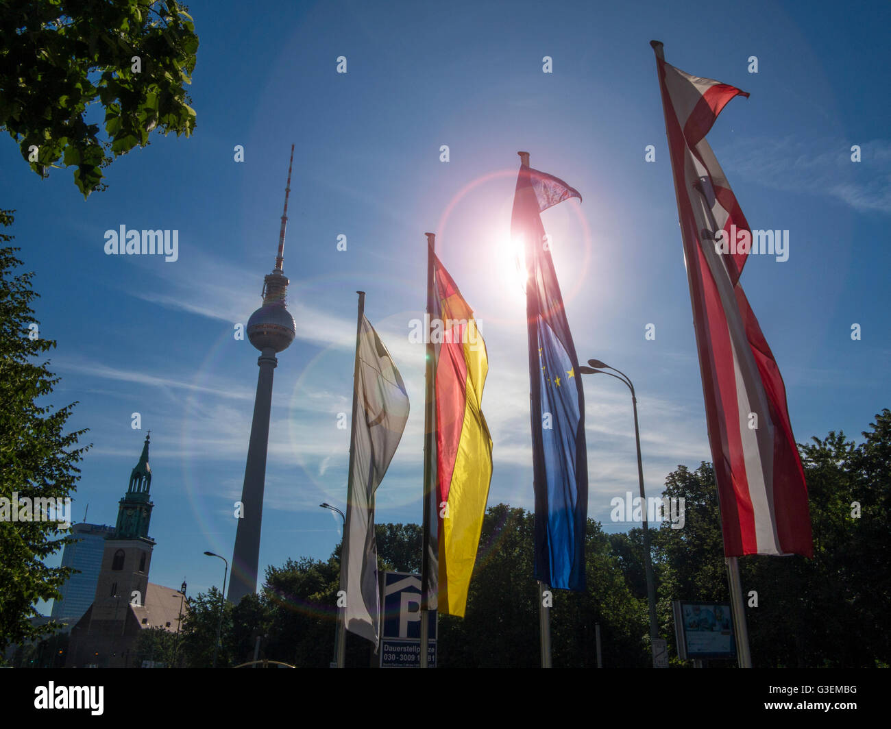 Bandiere europee sotto il sole di Berlino, Germania Foto Stock