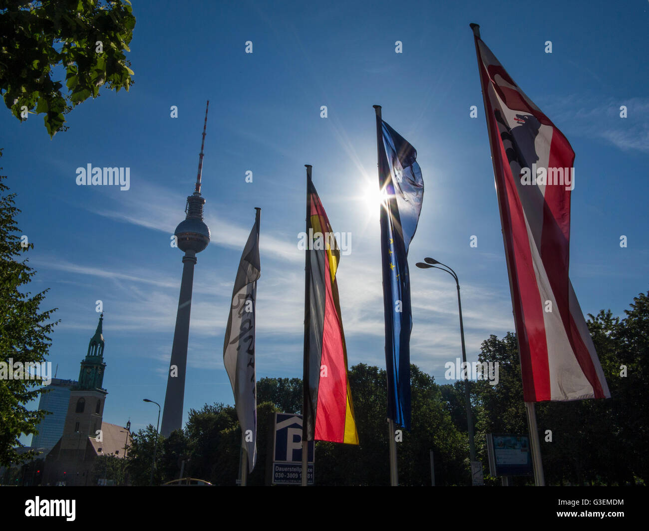 Bandiere europee sotto il sole di Berlino, Germania Foto Stock