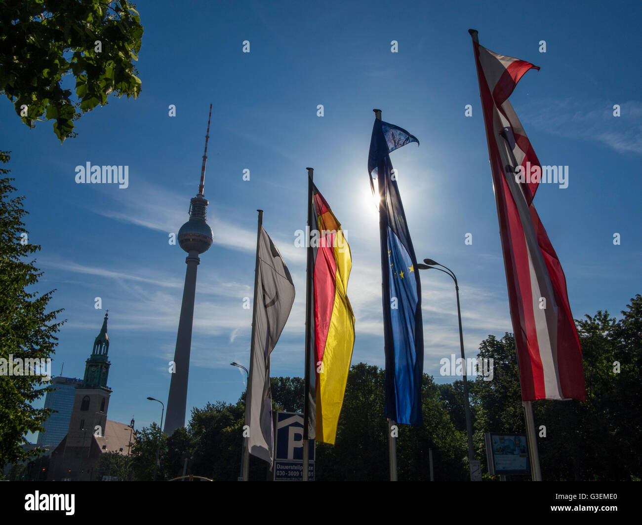 Bandiere europee sotto il sole di Berlino, Germania Foto Stock