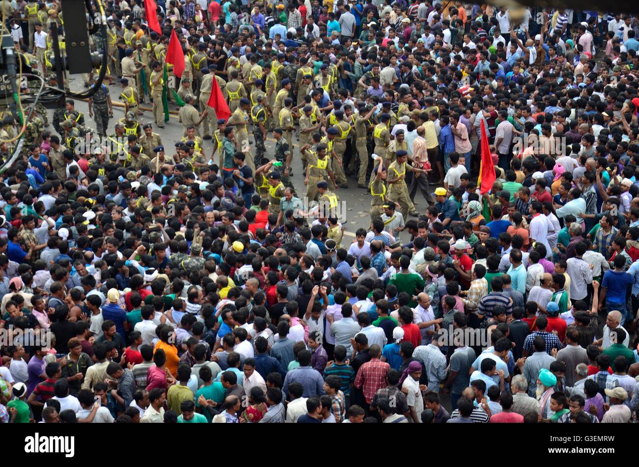 Pellegrino di fronte alla folla Rathyatra o carro festival, Puri, Orissa Foto Stock