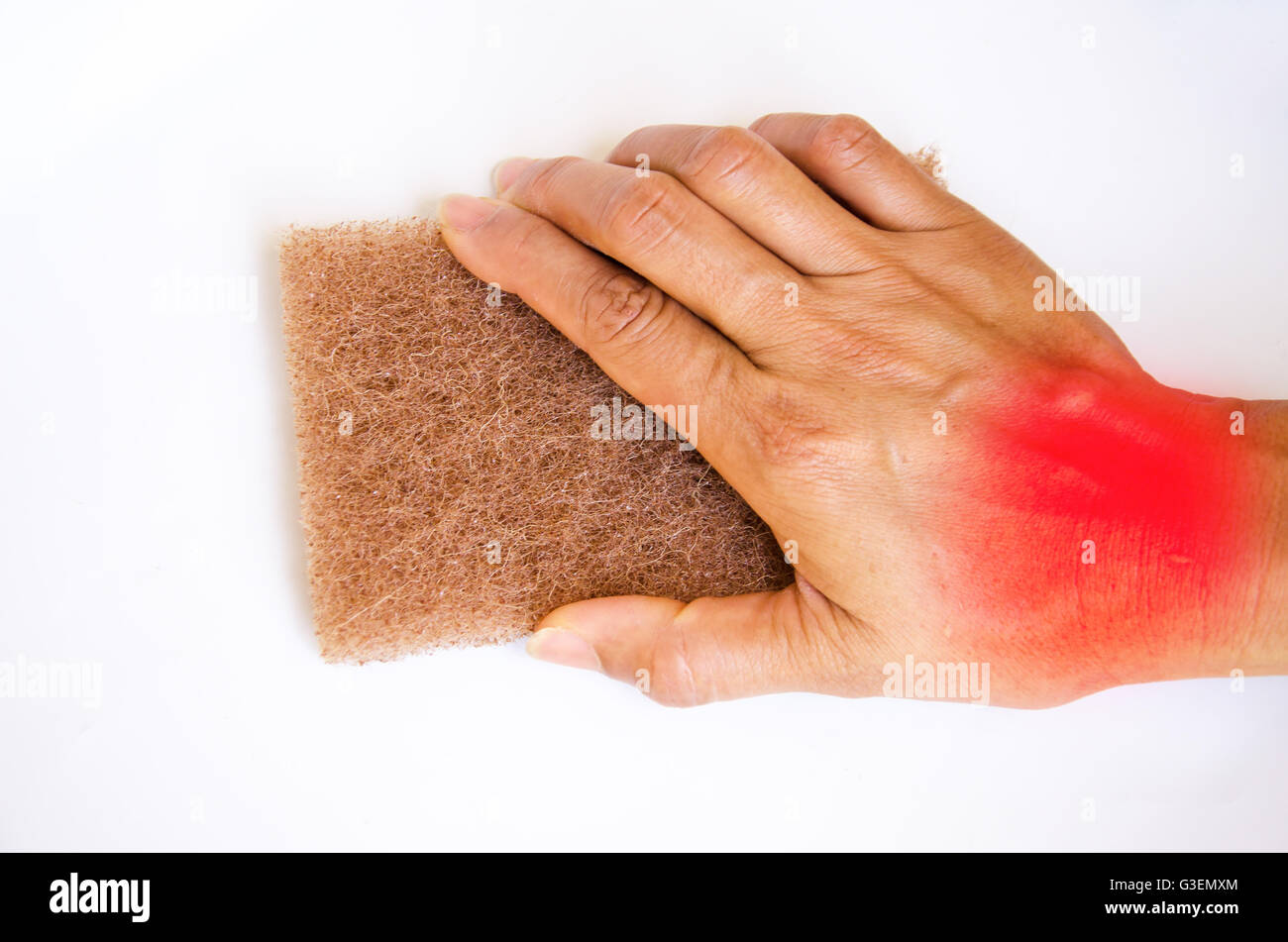 Il dolore del dorso della mano per pulire con una spugna su sfondo bianco Foto Stock