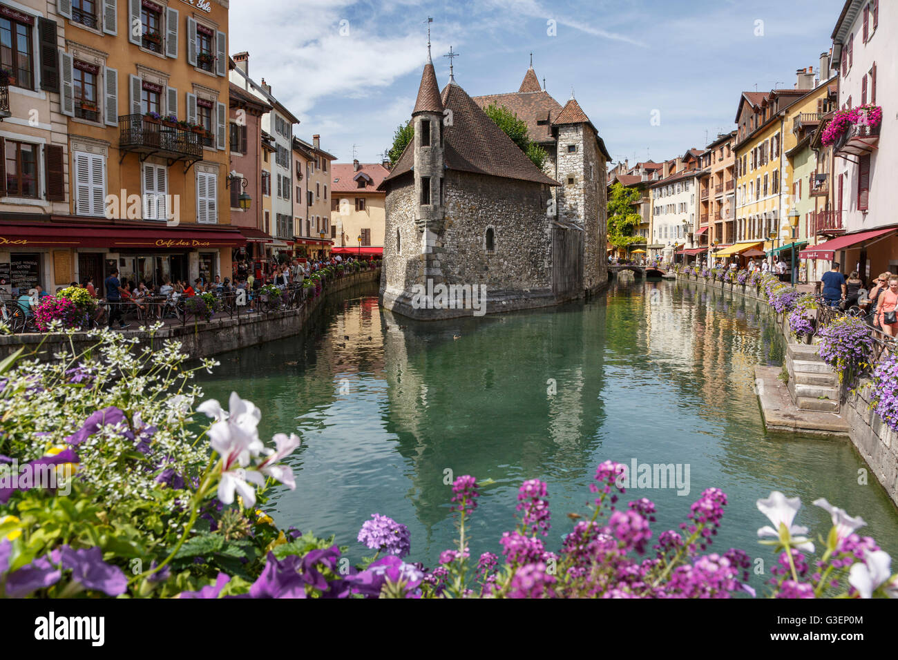 Palais de l'ile e Thiou fiume in Annecy, Haute-Savoie, Rhône-Alpes, in Francia Foto Stock
