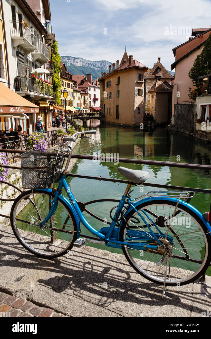 Una bicicletta parcheggiata su uno dei ponti sul fiume Thiou in Annecy, Haute-Savoie, Auvergne-Rhone-Alpes, Francia Foto Stock