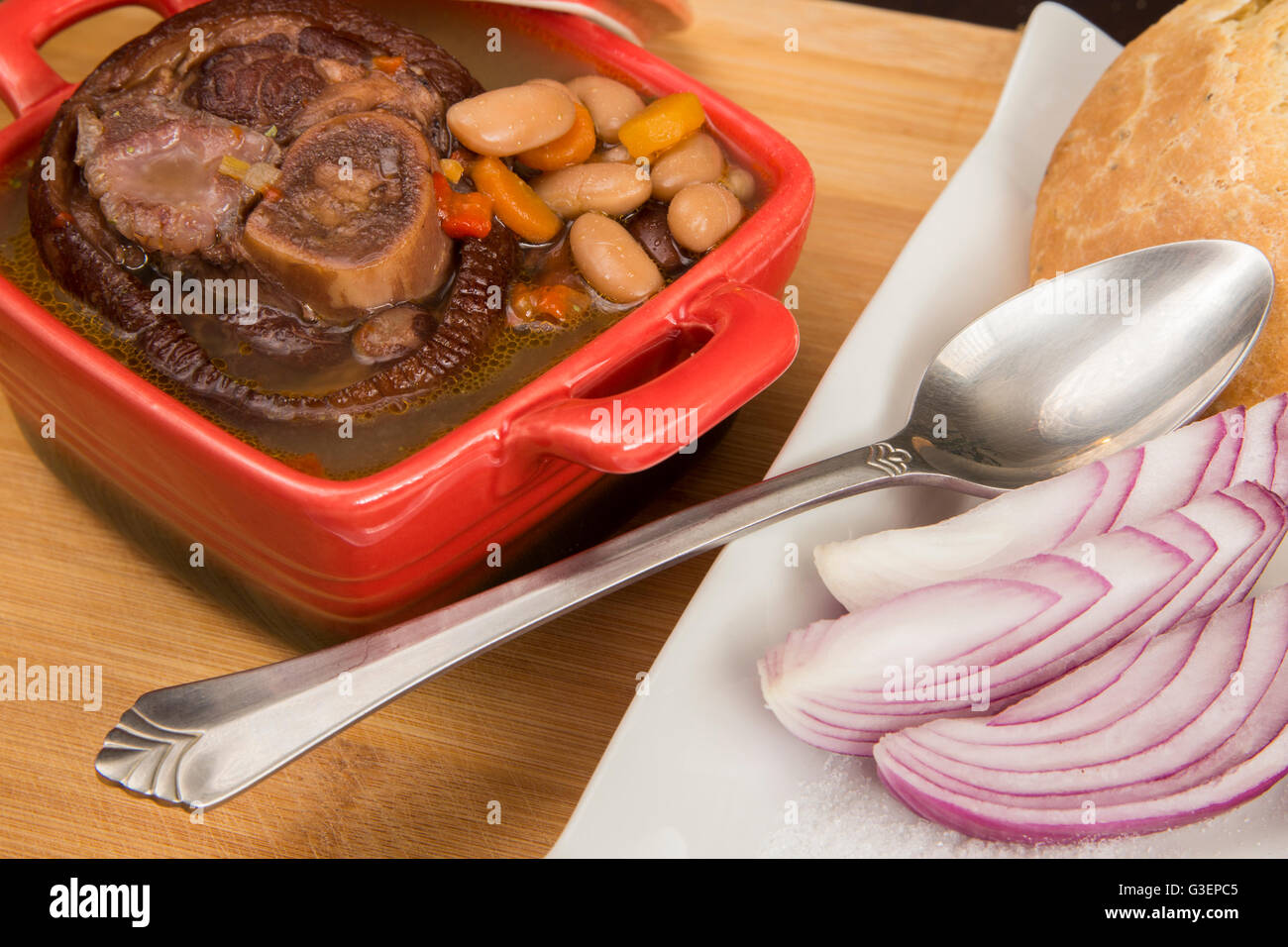 Rumeno tradizionale zuppa di fagioli con carne di maiale Foto Stock