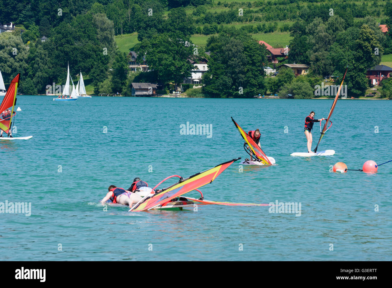 Barche a vela e windsurf per gli alunni di lago Mattsee, Austria, Salisburgo, Flachgau, Mattsee Foto Stock