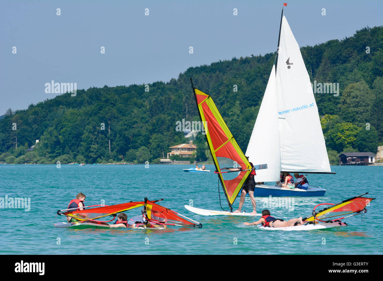 Barche a vela e windsurf per gli alunni di lago Mattsee, Austria, Salisburgo, Flachgau, Mattsee Foto Stock