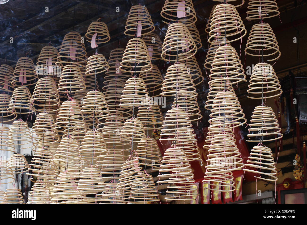 A forma di spirale preghiera cinese joss bastoni appeso al tempio Foto Stock