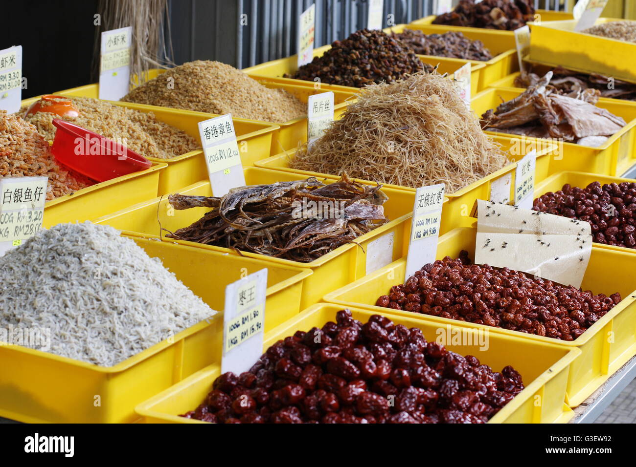 Bancarella vendendo essiccato mare cibo al mercato Pudu, Kuala Lumpur, Malesia Foto Stock