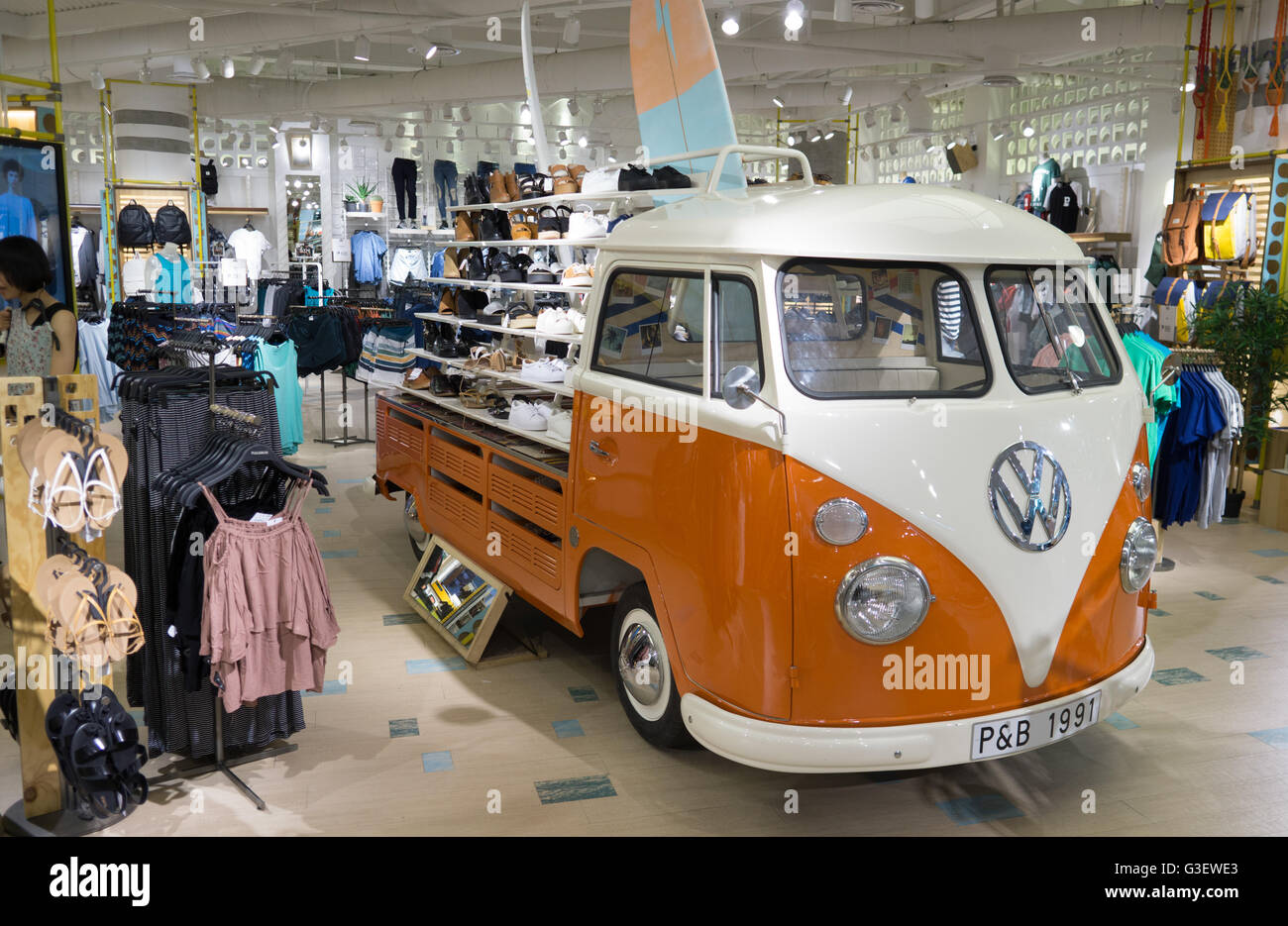Un Classico Volkswagen Camper usati in un ambiente di vendita al dettaglio all'interno di una citta' di Cebu negozio di abbigliamento,Filippine Foto Stock