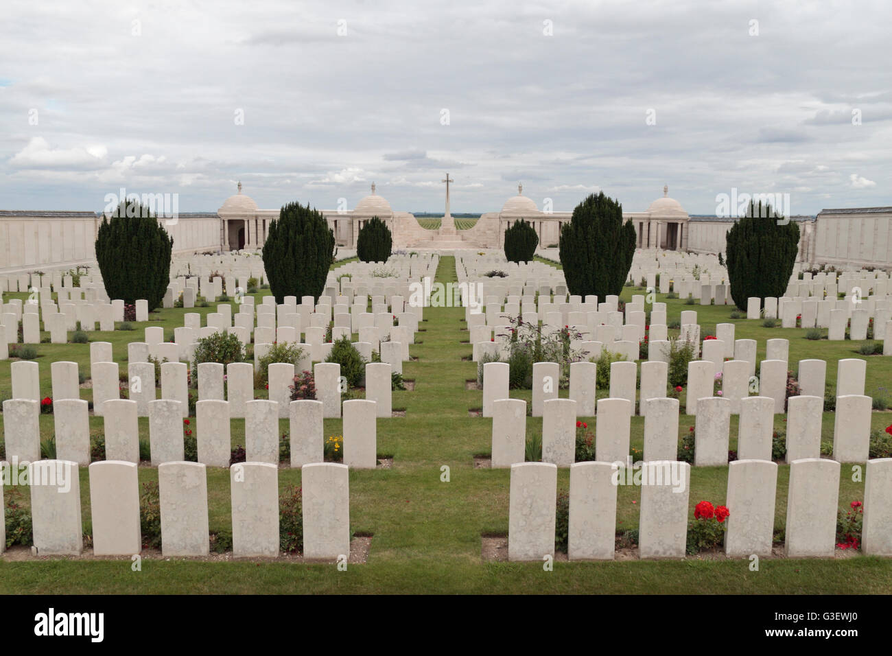 Lapidi in CWGC Dud Corner Cemetery & il Loos Memorial, Loos-en-Gohelle, Pas de Calais, Francia. Foto Stock
