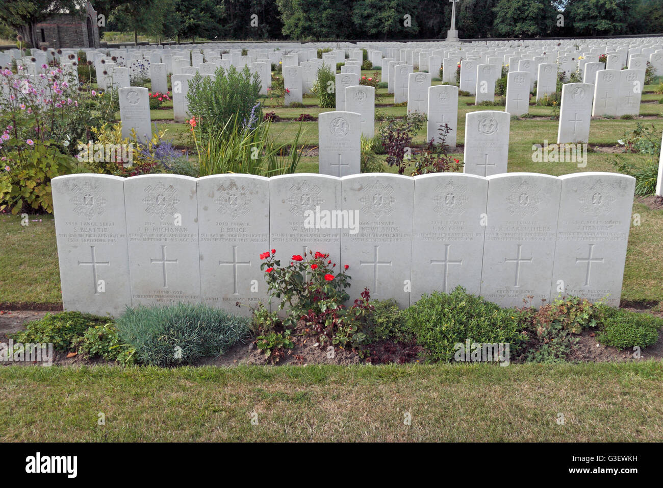 Lapidi di 8 uomini sepolto affiancate (vedere la nota) in protezioni CWGC cimitero, Windy Corner, Cuinchy, Pas de Calais, Francia. Foto Stock