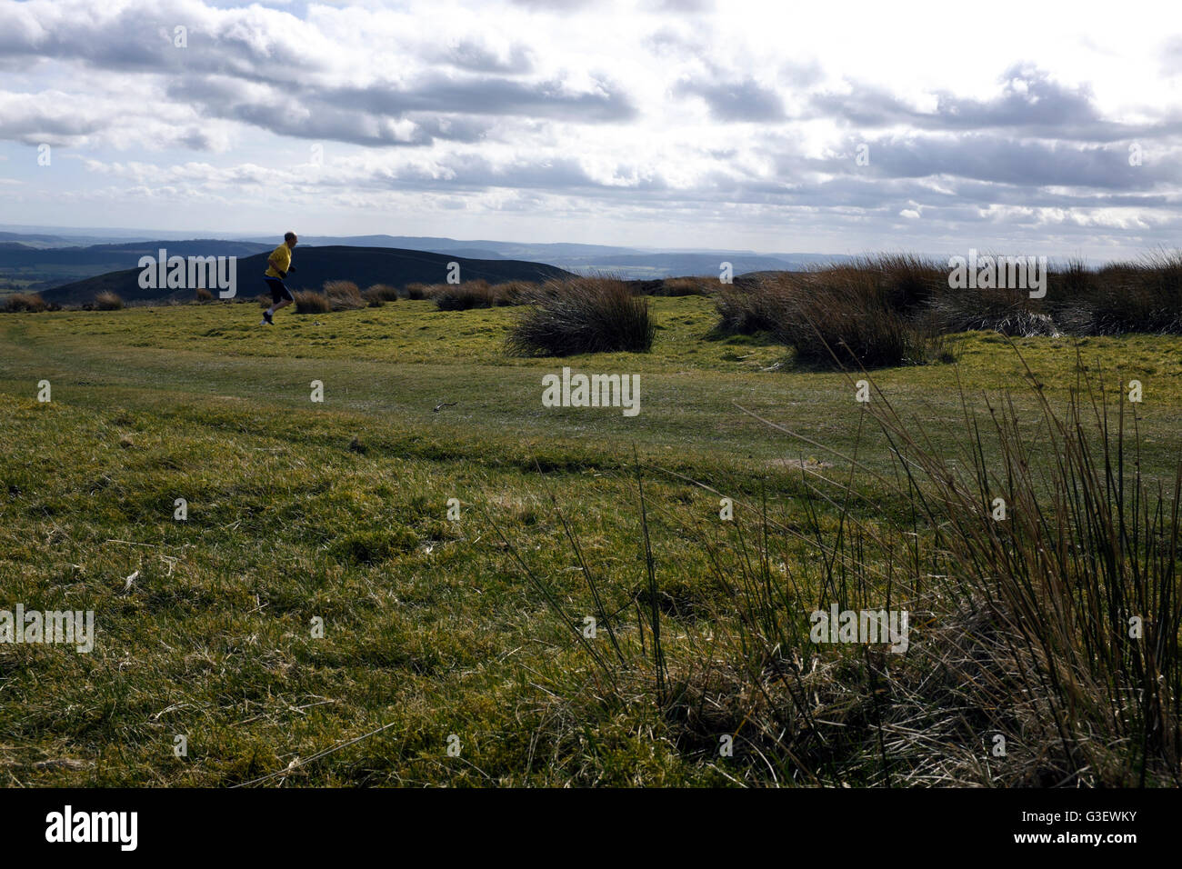 Un corridore sulla lunga Mynd, Shropshire, Inghilterra, Regno Unito Foto Stock