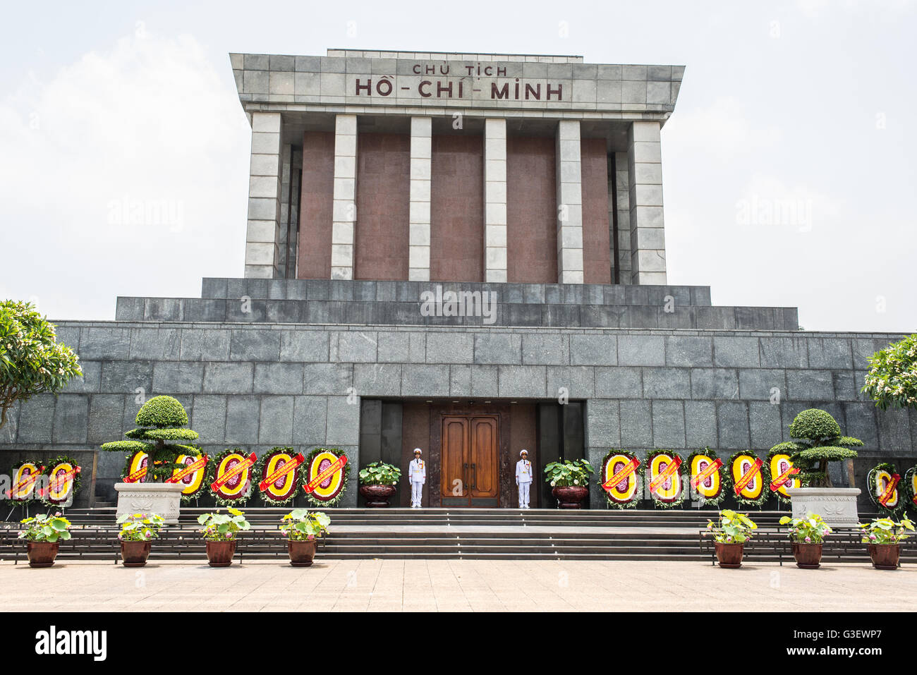 Il mausoleo di Ho chi minh in ba dinh square con le due guardie in divise bianche. Foto Stock
