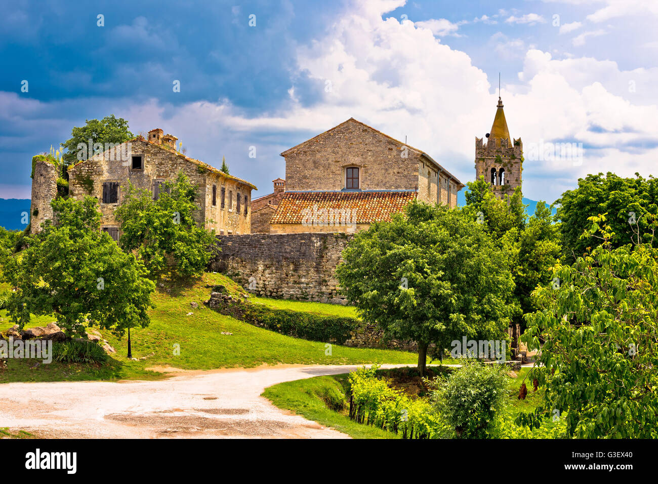 Città di Hum vecchia architettura in pietra vista, Istria, Croazia Foto Stock