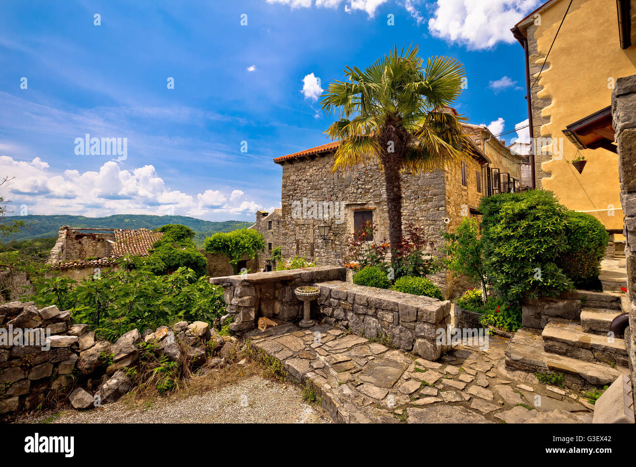Città di Hum vecchia strada del mediterraneo e architettura, Istria, Croazia Foto Stock