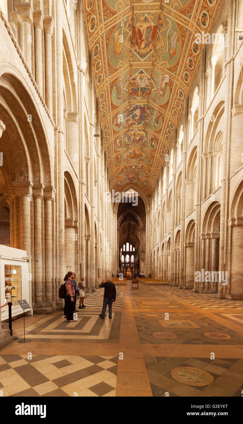 I visitatori nella navata, Cattedrale di Ely interno, Ely, Cambridgeshire Regno Unito Foto Stock