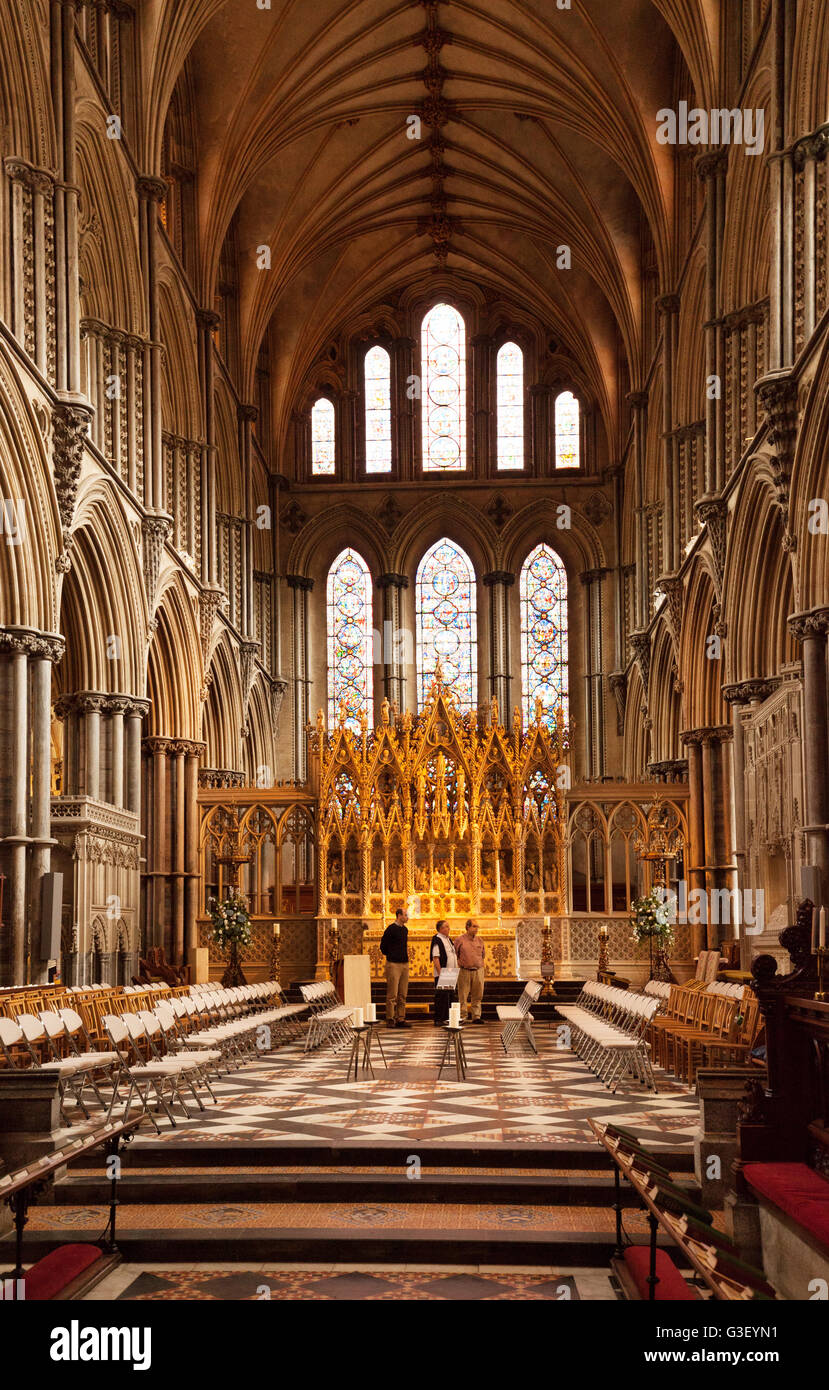 Il Presbiterio e altare maggiore, Cattedrale di Ely interno, Ely Cambridgeshire Regno Unito Foto Stock