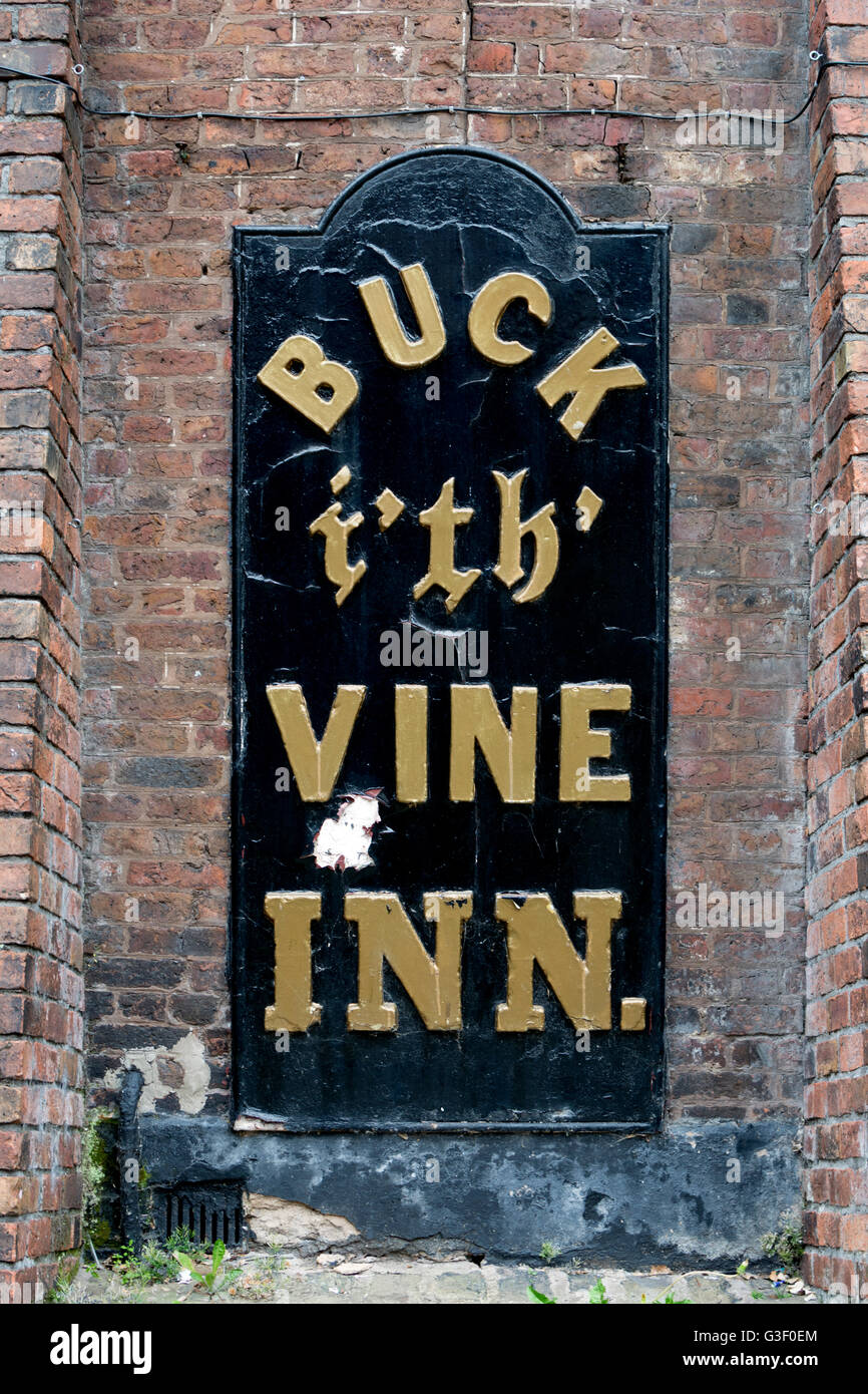 Il Buck mi esimo' Vine Inn segno, Ormskirk, Lancashire, Inghilterra, Regno Unito Foto Stock