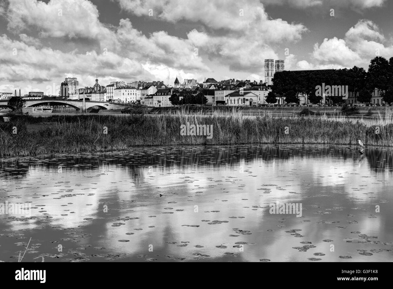 Vista sul Pont Saint Laurent, Chalon-sur-Saône, Dipartimento Saône-et-Loire, regione Borgogna, in Francia, in Europa, Foto Stock