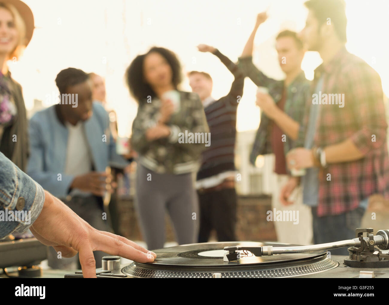 DJ spinning record alla parte sul tetto Foto Stock