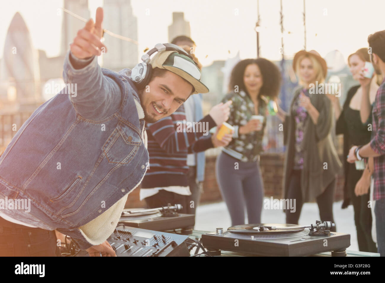 Ritratto entusiastico DJ gesticolando in parte sul tetto Foto Stock