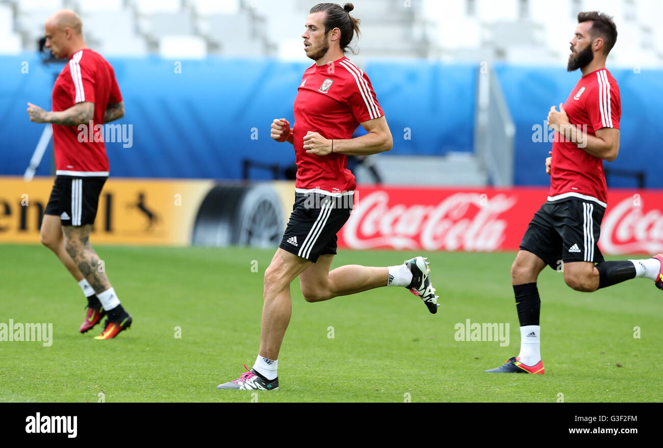 Wales Gareth Bale (a sinistra) e Joe Ledley, durante una sessione di allenamento allo Stade de Bordeaux. PREMERE ASSOCIAZIONE foto. Data immagine: Venerdì 10 giugno 2016. Vedi PA storia CALCIO Galles. Il credito fotografico dovrebbe essere: Martin Rickett/PA Wire. Foto Stock