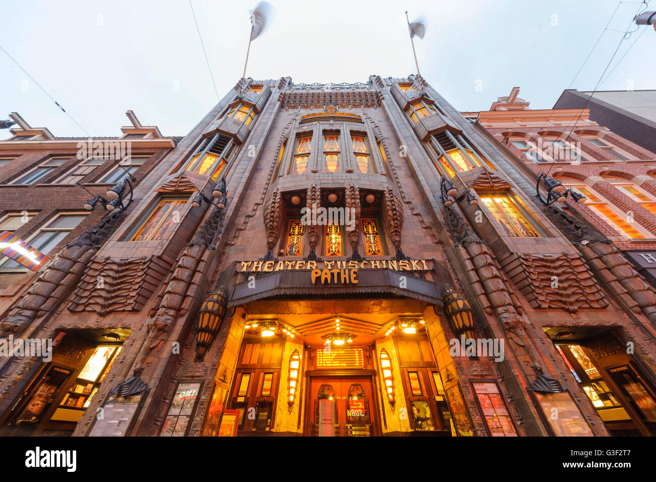 Storico "cinema Tuschinski', al crepuscolo, di notte, Amsterdam, Olanda, Paesi Bassi Foto Stock