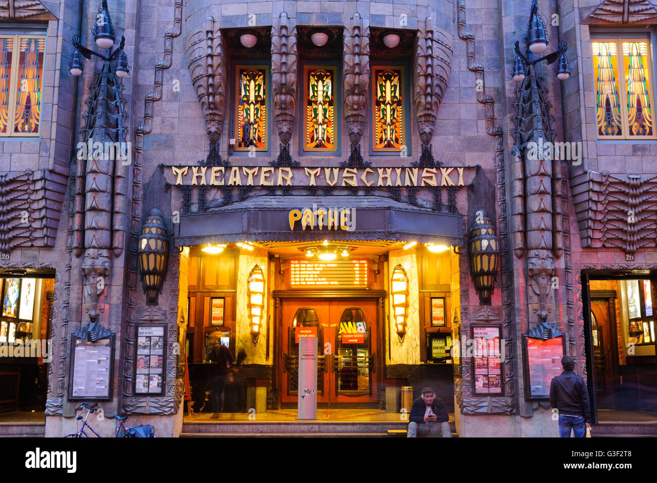 Storico "cinema Tuschinski', al crepuscolo, di notte, Amsterdam, Olanda, Paesi Bassi Foto Stock