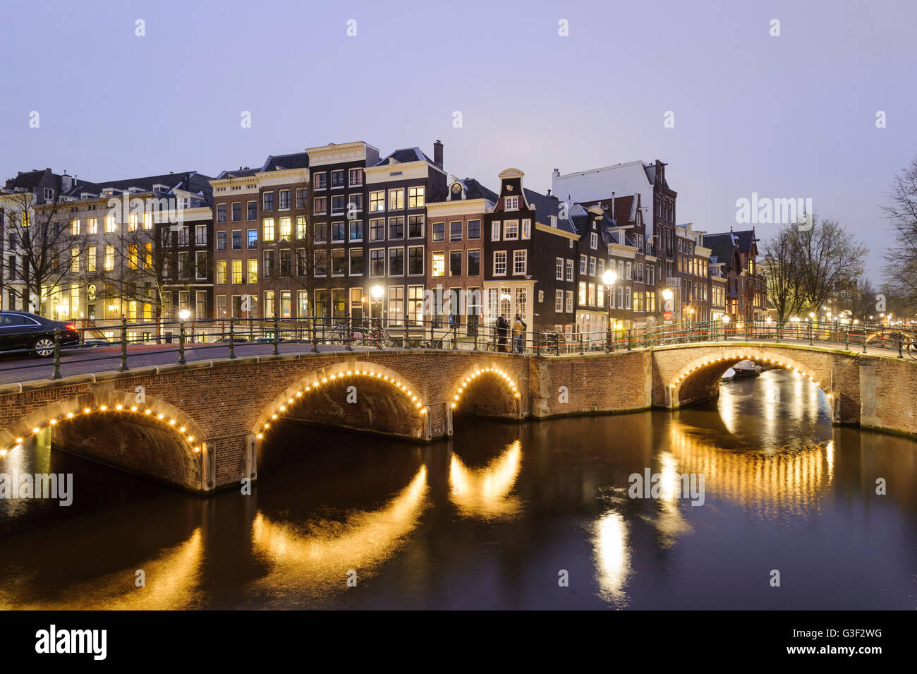 Bridge, luci, crepuscolo, ''Keizersgracht'' (canale), Amsterdam, Olanda, Paesi Bassi Foto Stock